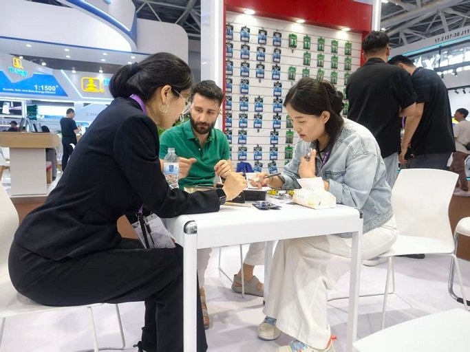 La batterie de Huatai à la 139e foire de Canton